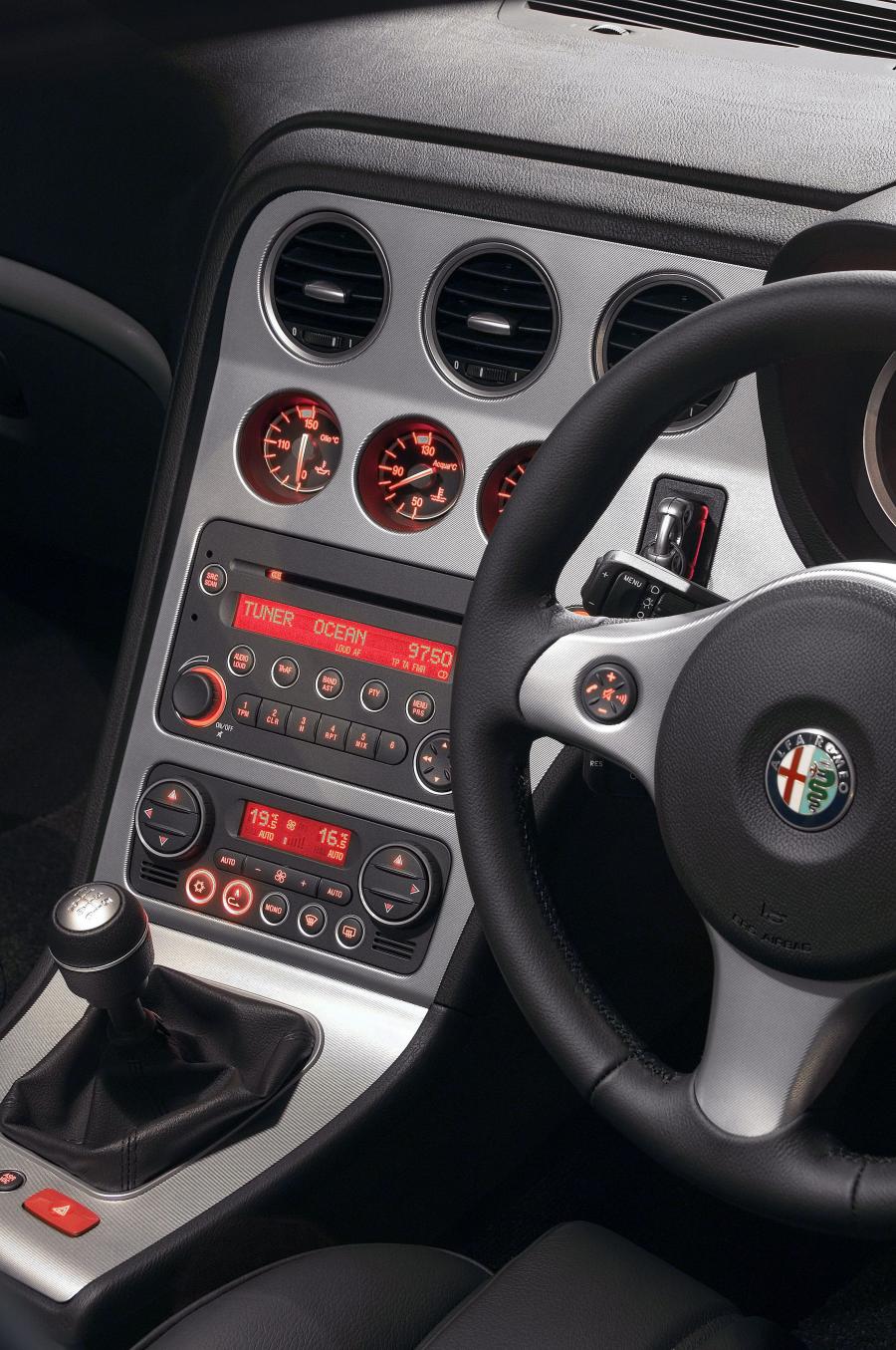 Детали интерьера Alfa Romeo 159 Sportwagon (939B) 2006 года  (UK) (фото 10 из 31)